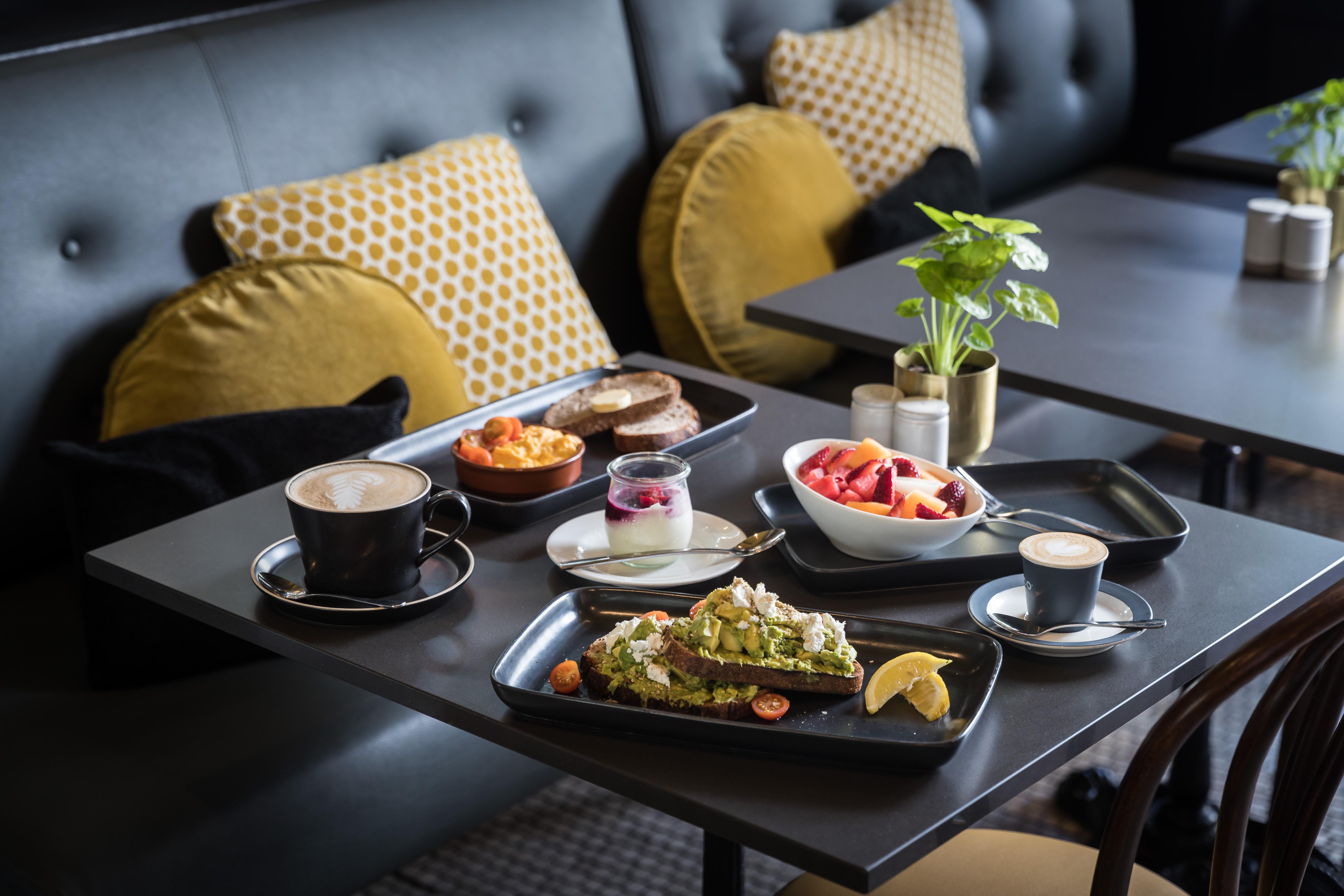 Ovolo The Valley Брисбен Экстерьер фото A selection of food and drink at the restaurant