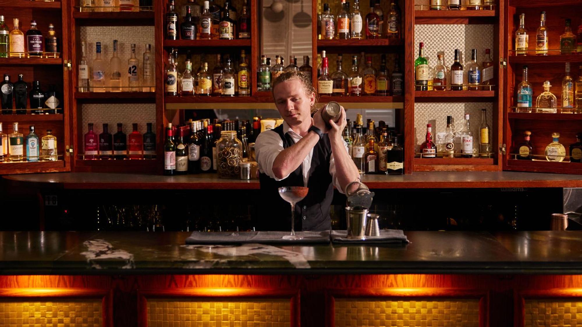 Ovolo The Valley Брисбен Экстерьер фото A bartender at work
